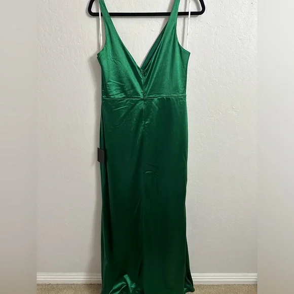 Lulu’s Long Green Satin Dress NWT - Picture 7 of 7